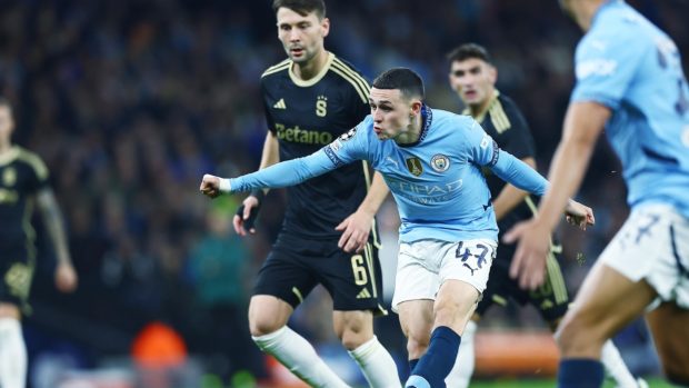 Phil Foden z Manchesteru City střílí na branku pražské Sparty