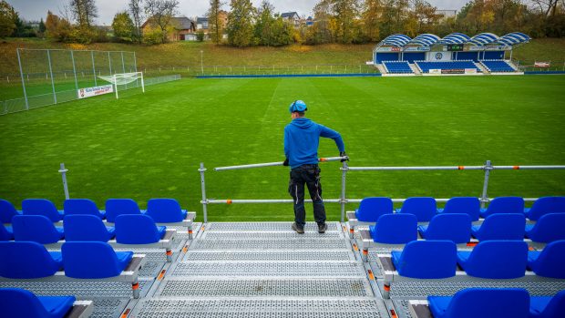 Fotbalový stadion v Benátkách nad Jizerou rozšířil kapacitu o další tribuny. V rámci domácího poháru přijede totiž pražská Slavia