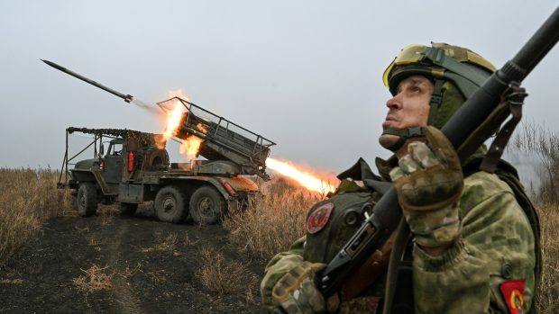 Ruský voják při odpálení raket BM-21 Grad na ukrajinské pozice