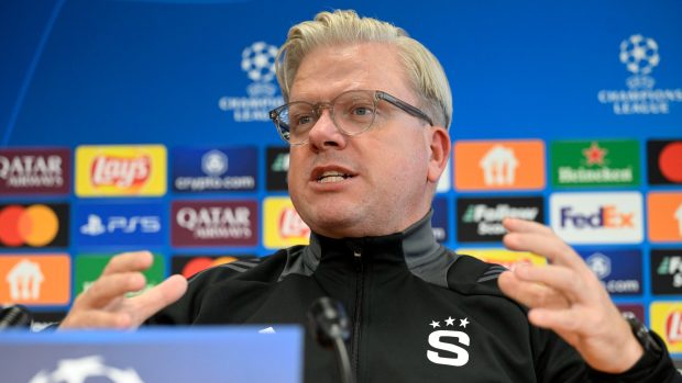 Trenér pražské Sparty Lars Friis na tiskové konferenci před zápasem Ligy mistrů s Atlétikem Madrid