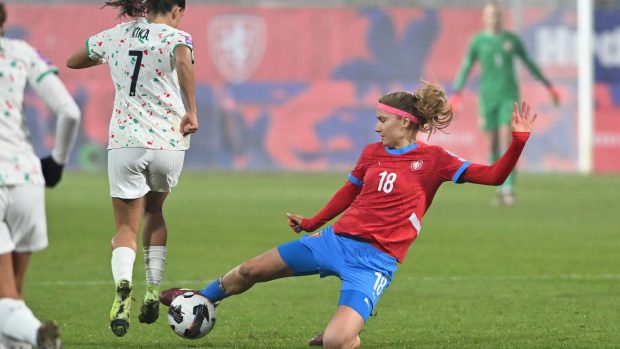 Česká fotbalistka Kamila Dubcová v souboji o míč