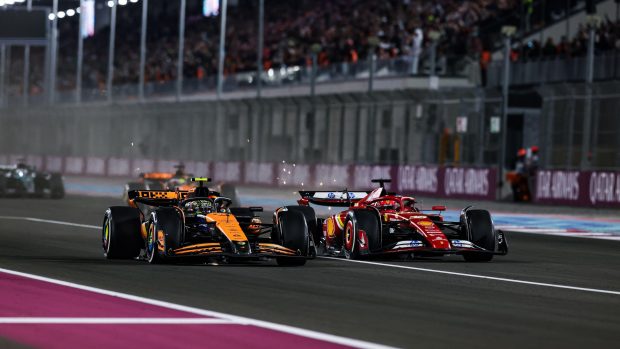 Lando Norris z McLarenu a Charles Leclerc z Ferrari v souboji ve Velké ceně Kataru