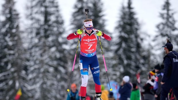 Markéta Davidová si ve stíhacím závodu v Hochfilzenu polepšila na páté místo