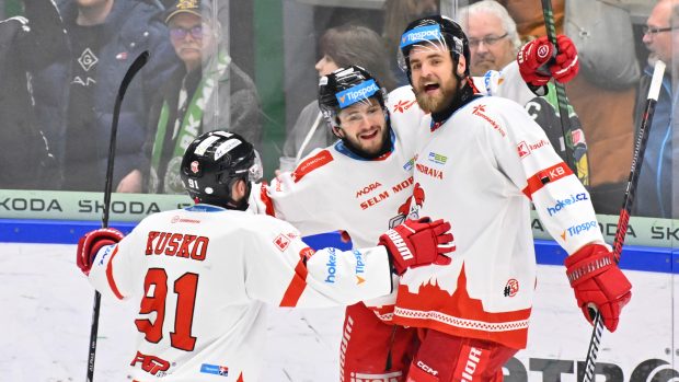 Hokejisté Olomouce slaví gól v zápase s Mladou Boleslaví