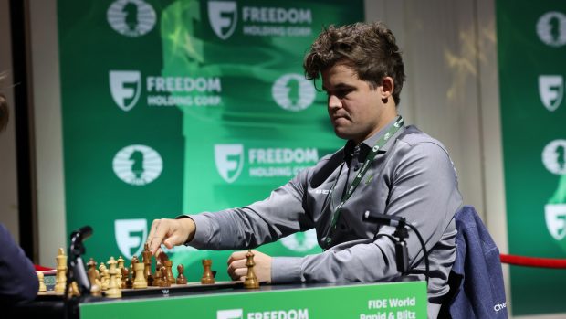 Magnus Carlsen se vrátí v džínách a bude hrát MS v bleskovém šachu