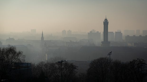 Moravskoslezský kraj je zahalen do smogu. Pohled na centrum Ostravy z lávky pro pěší nad fotbalovým stadionem Bazaly (fotografie z 27. prosince 2024)