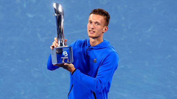 Český tenista Jiří Lehečka s trofejí pro vítěze turnaje ATP v Brisbane