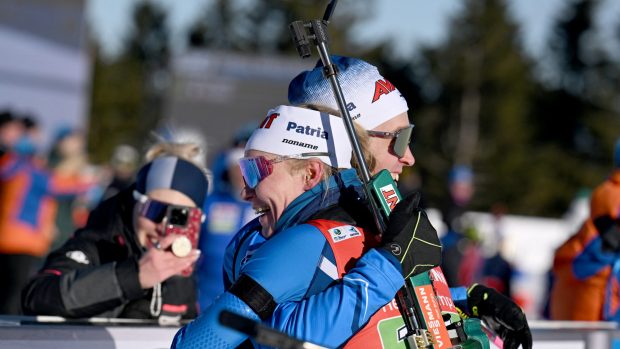 Finská dvojice se raduje v cíli smíšené štafety dvojic ze senzačního vítězství při Světovém poháru v Oberhofu