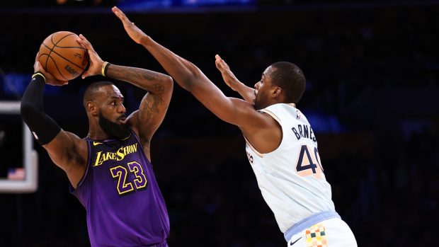 LeBrona Jamese z Lakers brání křídelník San Antonia Harrison Barnes