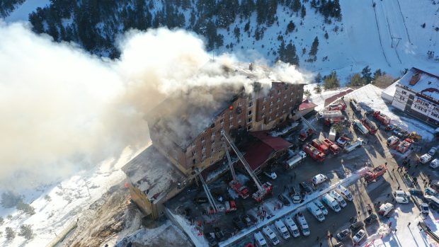 Požár hotelu v lyžařském středisku Kartalkaya v Turecku