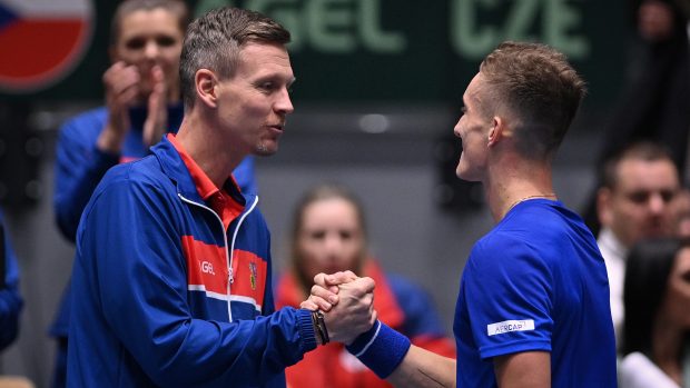 Daviscupový kapitán Tomáš Berdych gratuluje Jiřímu Lehečkovi