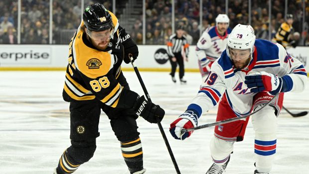 Dvaid Pastrňák prodloužil bodovou sérii na deset utkání, proti New York Rangers si připsal hattrick