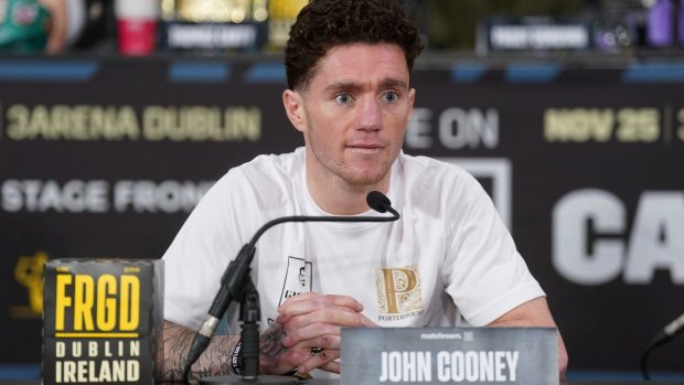 Boxer John Cooney zemřel týden po vážném zranění v zápase s Nathanem Howellsem