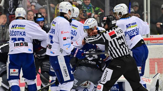 Hokejisté Karlových Varů srovnali čtvrtfinálovou sérii play-off extraligy s brněnskou Kometou na 2:2