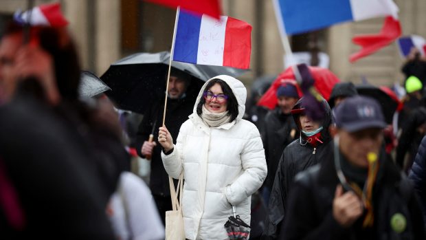 Odpůrci očkovacích pasů protestují proti zákonu, který by lidem, kteří nejsou očkovaní proti onemocnění covid-19, znemožňoval návštěvu restaurací, kaváren, kin, divadel anebo vlaků