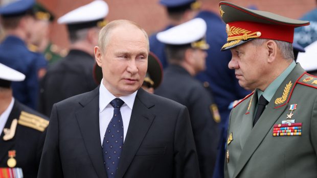 Ruský prezident Vladimir Putin a ministr obrany Sergej Šojgu