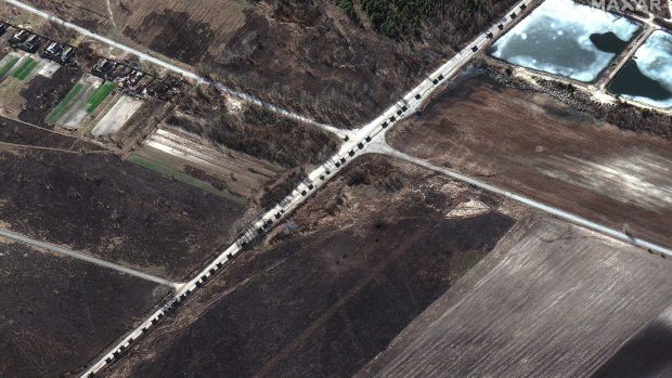 Satelitní snímky několikakilometrového ruského konvoje, který míří ze severu ke Kyjevu