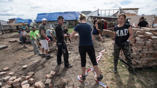 Úklid, opravy a demolice v obci Mikulčice poničené tornádem. Dobrovolníci.