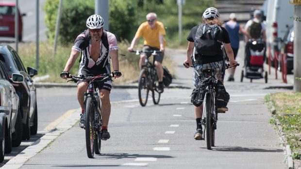 Cyklista na cyklostezce v Bráníku.