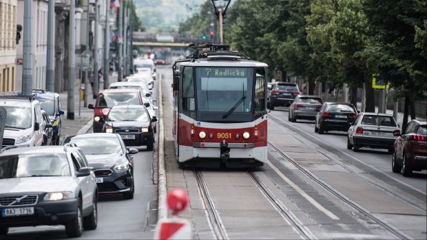 Opravy tramvajového pásu na Palackého náměstí způsobují kolony.