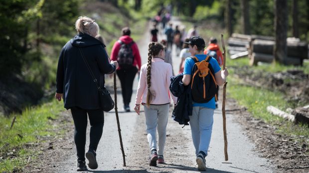 Protože je hezké počasí, vyměnili školáci výuku ve třidě za les