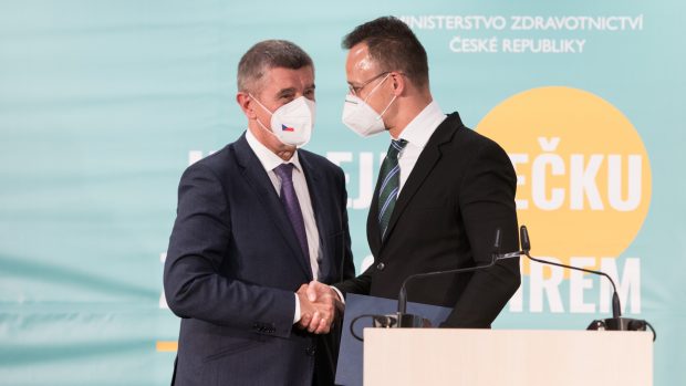 Premiér Andrej Babiš (ANO)  v Národním očkovacím centru O2 universu převzal od maďarského ministra zahraničí Pétera Szijjártóa zhruba 41 tisíc dávek vakcíny Pfizer/BioNTech.