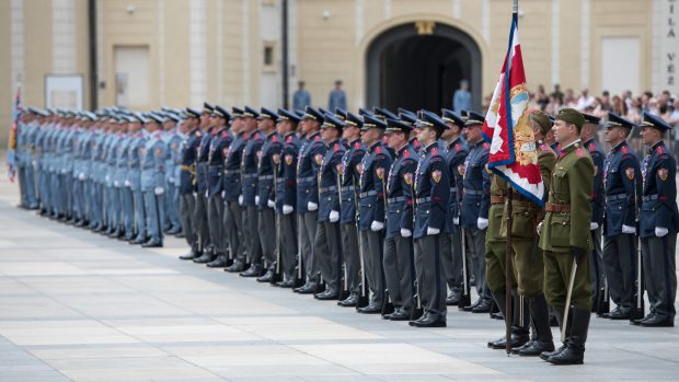 Hradní stráž si na Pražském hradě s předstihem připomněla Den ozbrojených sil.