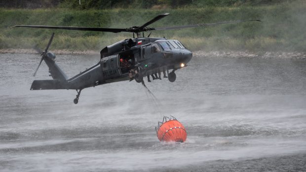 Black Hawk polské Policie zasahuje při požáru v Hřensku