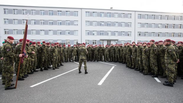 43. výsadkový pluk je součástí Pozemních sil Armády České republiky z Chrudimi odjíždí na misi na Slovensko.