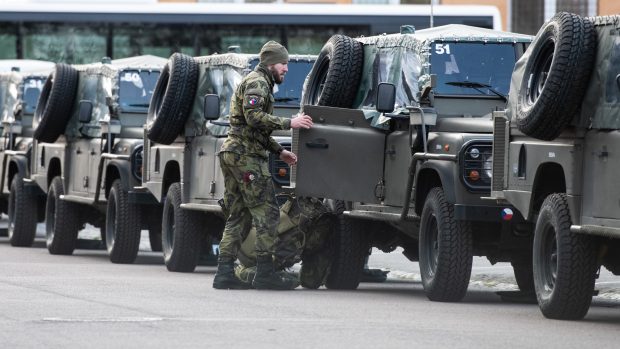 43. výsadkový pluk je součástí Pozemních sil Armády České republiky z Chrudimi odjíždí na misi na Slovensko.