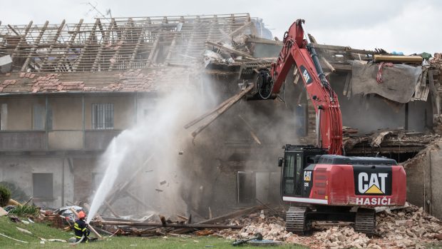 Demolice obecních domů Lužici po zásahu tornádem.