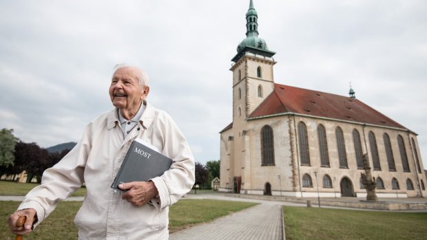 Architekt Václav Krejčí u přesunutého kostela Nanebevzetí P. Marie v Mostě