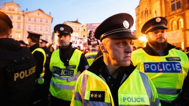 Demonstraci na podporu Izraele v Praze na Staroměstském náměstí narušila skupinka propalestinských sympatizantů, kterou policisté oddělili