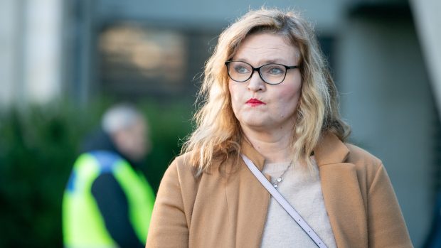 Jana Peterková před budovou krajského ředitelství pražské policie