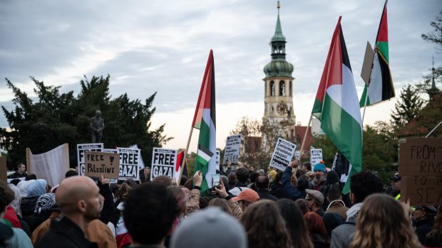 Desítky lidí přišly v podvečer před budovu českého ministerstva zahraničí v Praze vyjádřit nesouhlas s odvetnými kroky v Pásmu Gazy