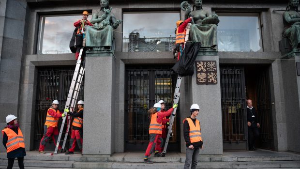 Aktivisté z Greenpeace v brzkých ranních hodinách uspořádali akci před budovou ministerstva zemědělství