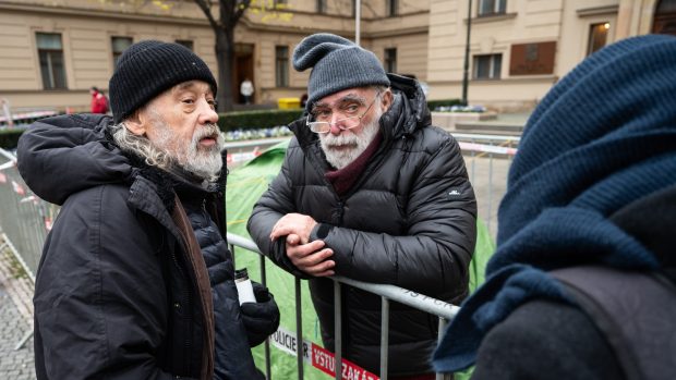 Signatář Charty 77 Jiří Gruntorád a John Bok před Úřadem vlády drží protestní hladovku