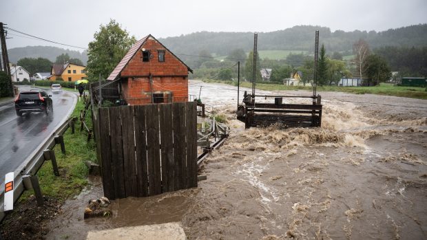 Říčka Bělá v České Vsi svou silnou o několik hodin později podemlela silnici první třídy