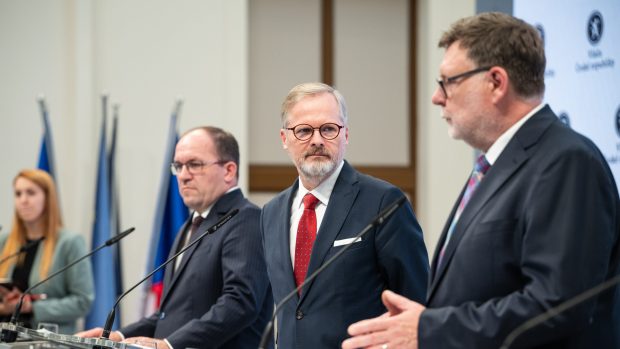 Petr Fiala, Zbyněk Stanjura a Marek Výborný na tiskové konferenci vlády