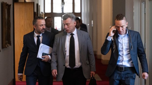 Ministři míří na jednání vlády. Zleva Michal Šalomoun (Piráti), Pavel Blažek (ODS) a Ivan Bartoš (Piráti)