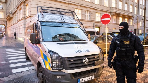 Policisté před budovou Filozofické fakulty UK