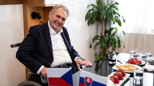 Miloš Zeman ve své kanceláři čeká na Petera Pellegriniho