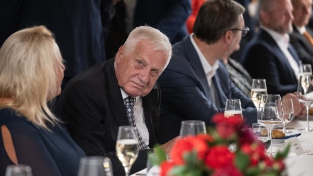 Pozvání obdržel i o tři roky starší Václav Klaus