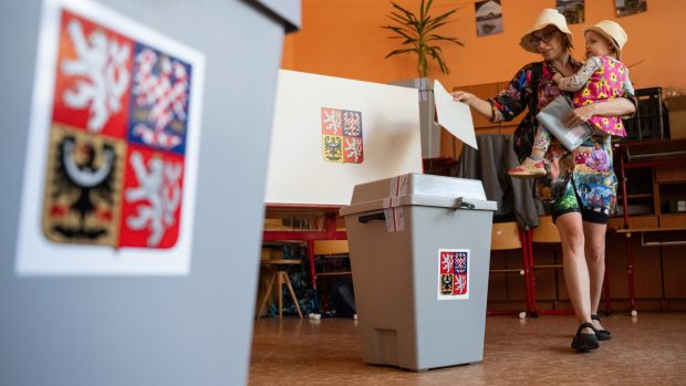 Česko volí do Evropského parlamentu. Volební místnosti byly v pátek otevřeny od 14.00 do 22.00