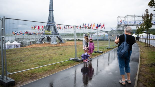Olympijský festival u jezera Most byl v pátek ve znamení větrného a deštivého počasí