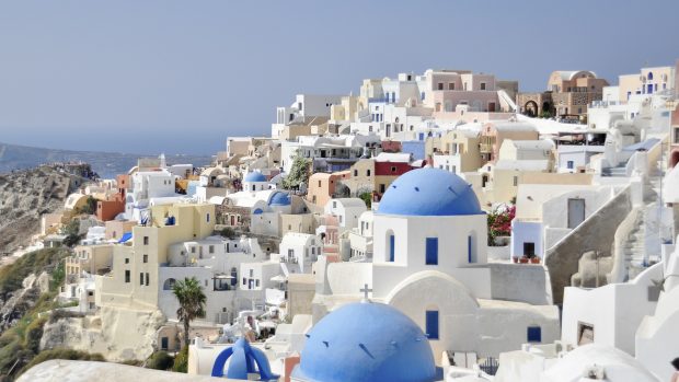 Řecký ostrov Santorini je mezi turisty velmi populární.