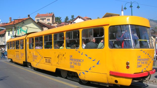 Tramvaj typu K2 s reklamou britského předsednictví EU v sarajevských ulicích.