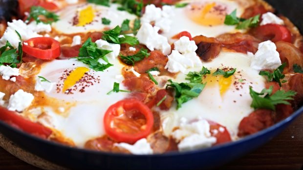 Shakshuka má mnoho chuti. Jde o horké a kořeněné a papričkami doplněné jídlo