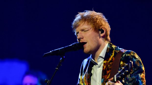 Nejlepším umělcem se při nedělním udělování cen MTV Europe Music Awards stal zpěvák a skladatel Ed Sheeran.