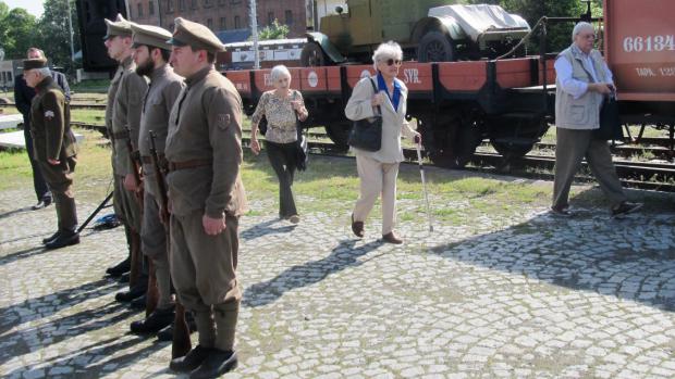 Legiovlak má i stálou posádku v replikách legionářských stejnokrojů, která návštěvníkům odpoví na případné dotazy.